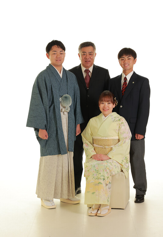 成人男子家族写真