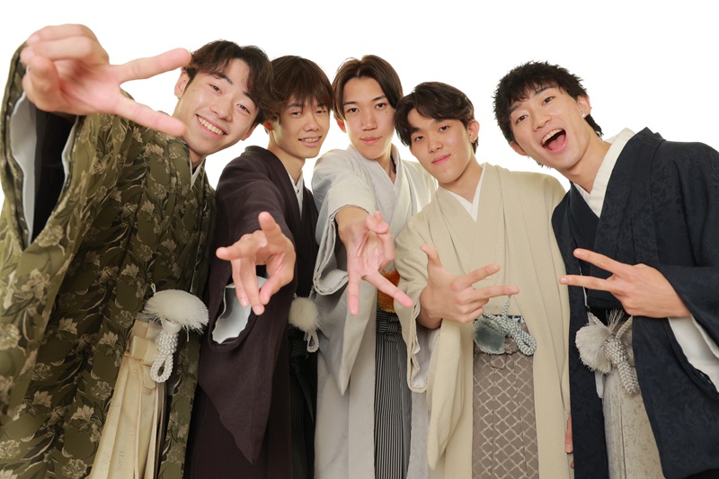 成人男子袴友達写真